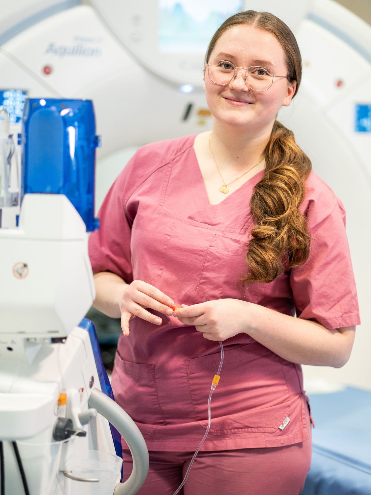 Pflegefachkraft bei der Arbeit